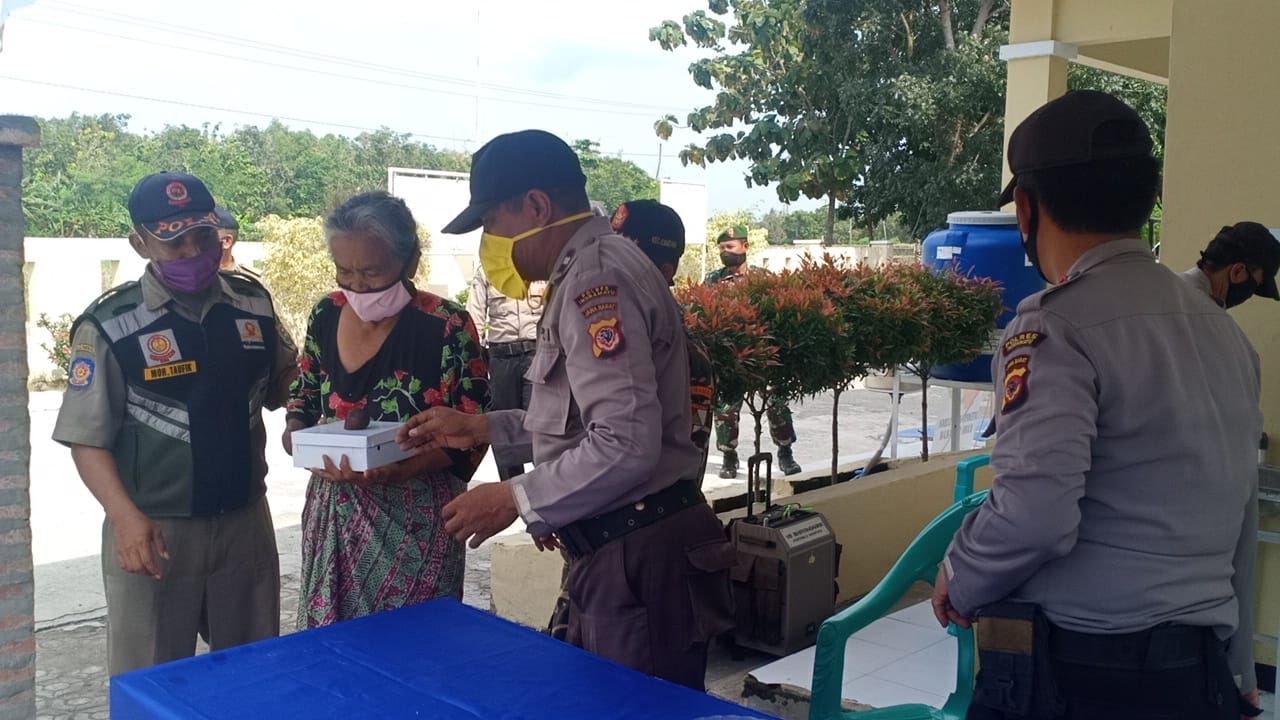 Jajaran Polsek Cantigi Bagikan 250 Nasi Kotak Untuk Masyarakat Kurang Mampu